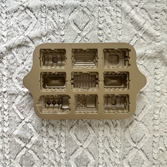 Nordic Ware Train Cake Pan - Picture 1 of 7